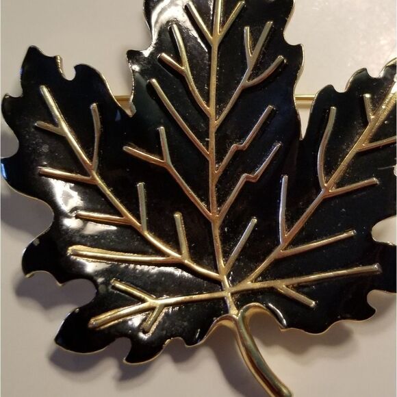 Vintage Trifari Brooch - Picture 2 of 5